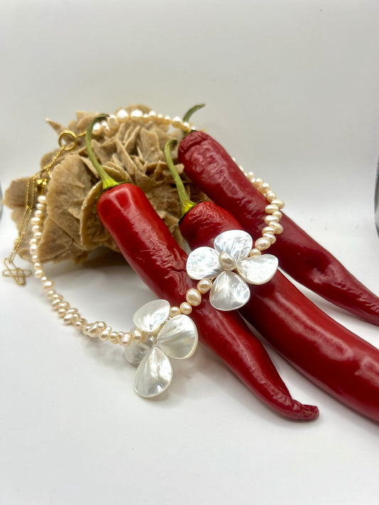 Collier Fleur de Nacre & Perles de Culture – Élégance Intemporelle