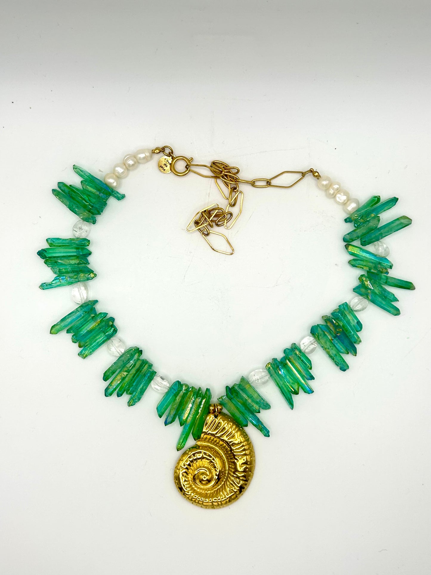 collier en quartz galvanise et coquillage spirale dore et quartz transparent protection