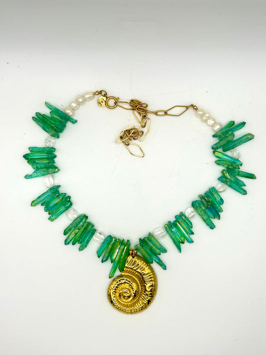 collier en quartz galvanise et coquillage spirale dore et quartz transparent protection