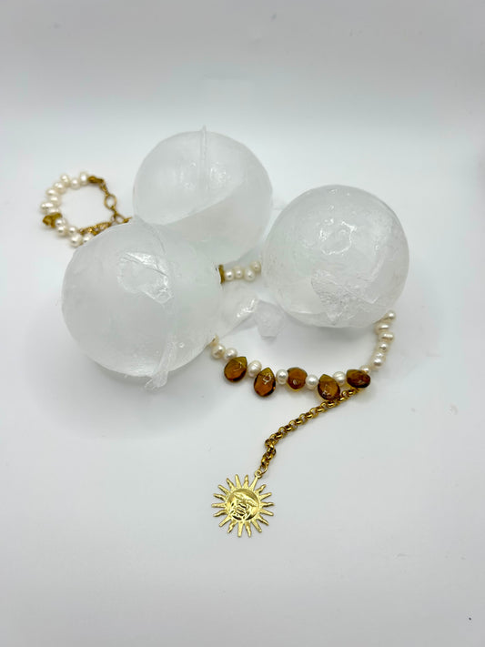 Collier en Perles de Culture, Pierre d’Ambre & Soleil Suspendu – Élégance & Énergie Solaire