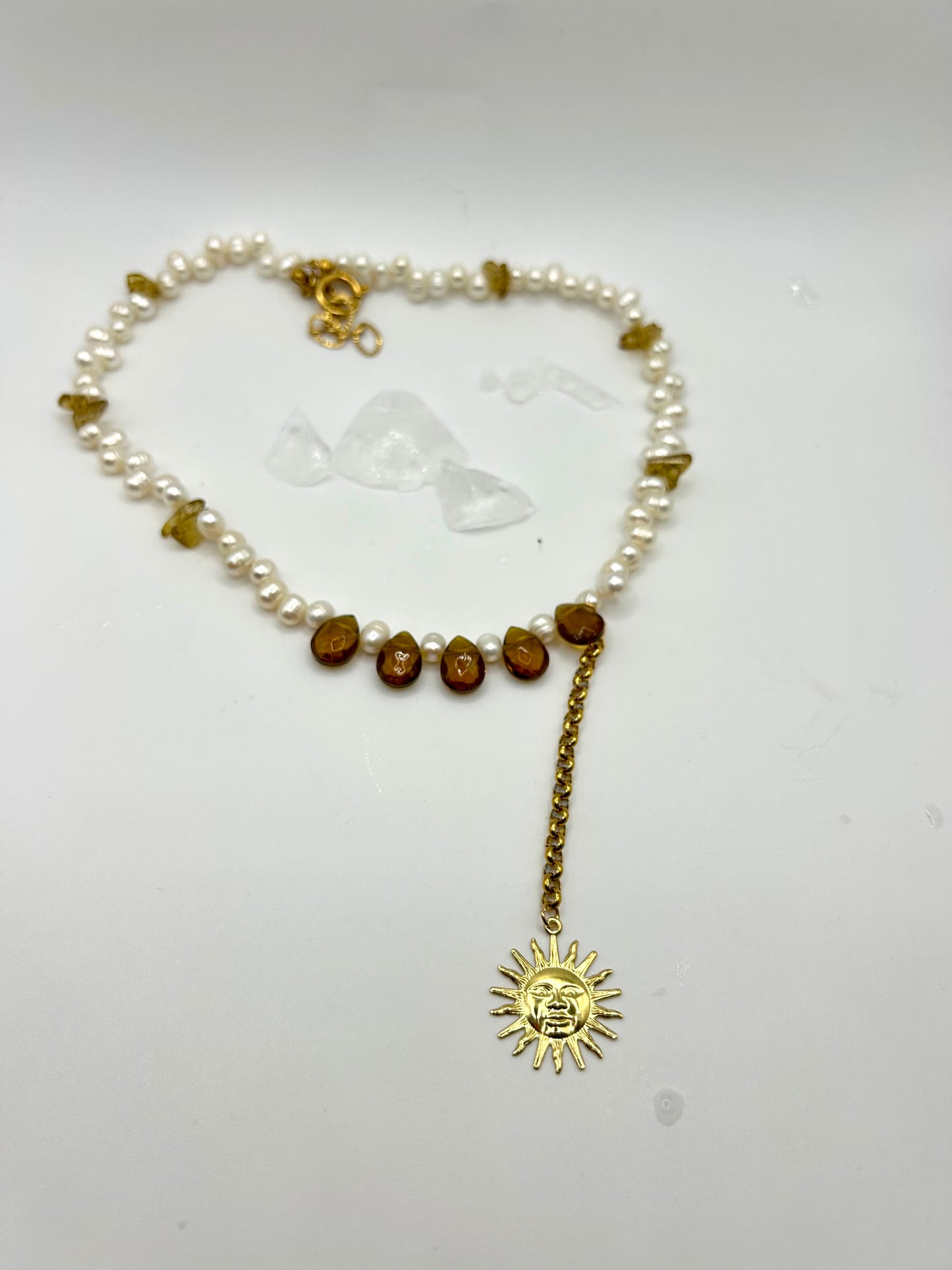 Collier en Perles de Culture, Pierre d’Ambre & Soleil Suspendu – Élégance & Énergie Solaire