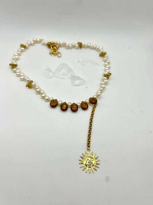 Collier en Perles de Culture, Pierre d’Ambre & Soleil Suspendu – Élégance & Énergie Solaire